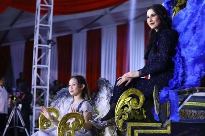 Potret Arumi Bachsin Ajak Sang Anak Lenggak-lenggok di Jember Fashion Carnaval, Putri Cantiknya Jadi Sorotan