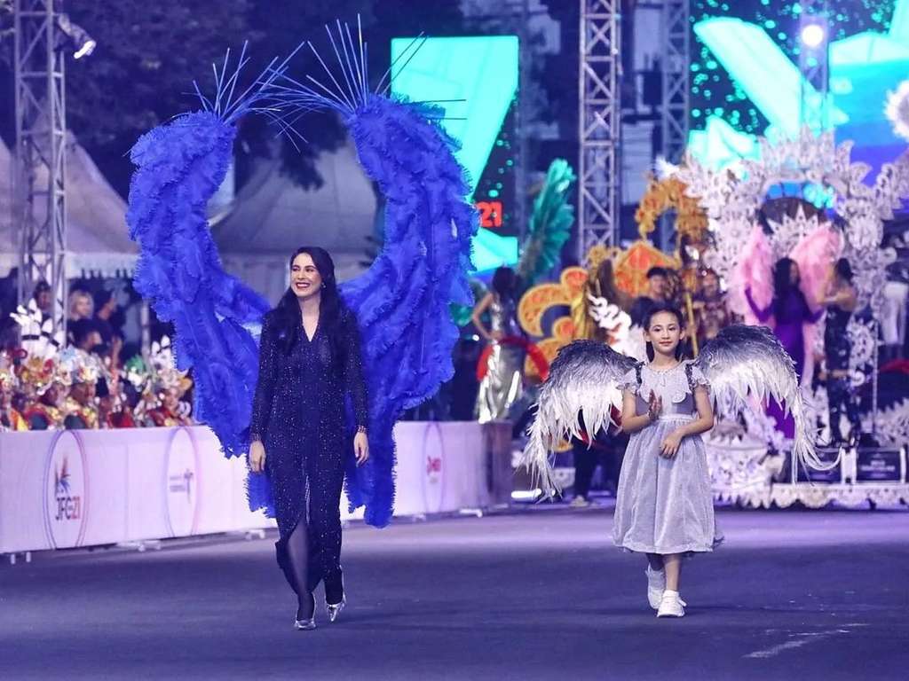 Potret Arumi Bachsin Ajak Sang Anak Lenggak-lenggok di Jember Fashion Carnaval, Putri Cantiknya Jadi Sorotan