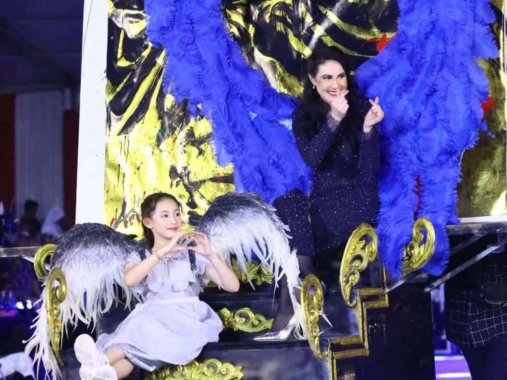 Potret Arumi Bachsin Ajak Sang Anak Lenggak-lenggok di Jember Fashion Carnaval, Putri Cantiknya Jadi Sorotan