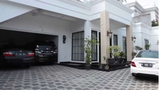 9 Potret Rumah Mewah Olivia Zalianty di Kemang, Kamar Mandi Berdinding Marmer dan Punya Kolam Renang Gede Banget
