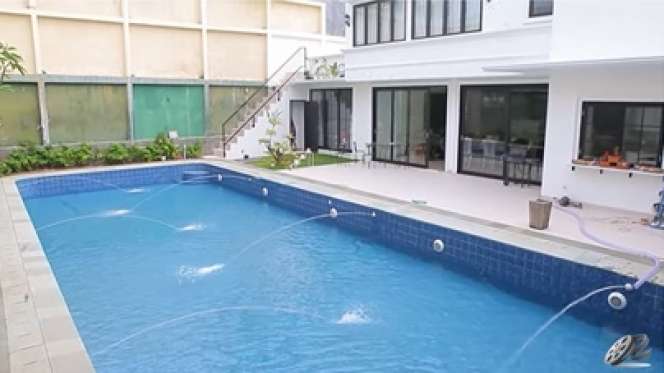 9 Potret Rumah Mewah Olivia Zalianty di Kemang, Kamar Mandi Berdinding Marmer dan Punya Kolam Renang Gede Banget
