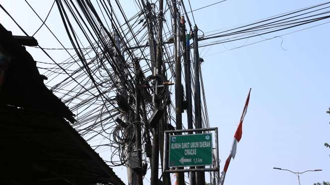 FOTO: Kabel Semrawut di Jakarta, Ngeri Lihatnya