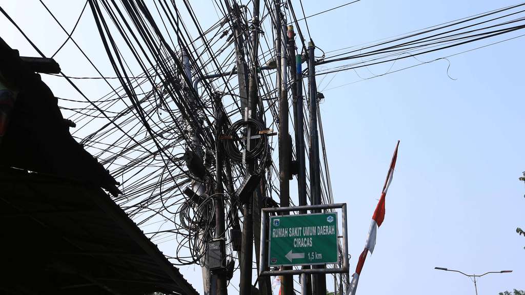 FOTO: Kabel Semrawut di Jakarta, Ngeri Lihatnya