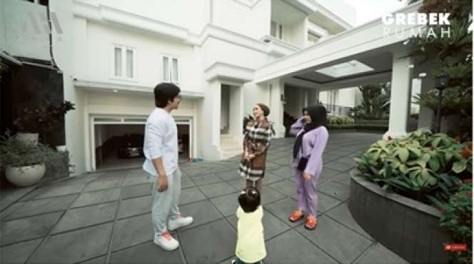 15 Potret Rumah Crazy Rich Bandung yang Pernah Direnovasi Sampai Habis Rp25 Miliar dan Punya 300 Piranha