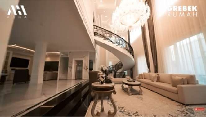 15 Potret Rumah Crazy Rich Bandung yang Pernah Direnovasi Sampai Habis Rp25 Miliar dan Punya 300 Piranha