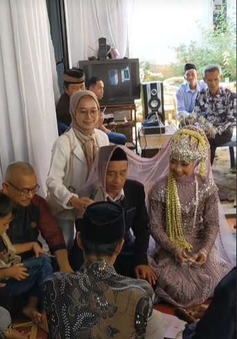 Viral Ayah di Bandung Nikahi Sahabat Dari Anaknya Sendiri, Ekspresinya Jadi Sorotan!