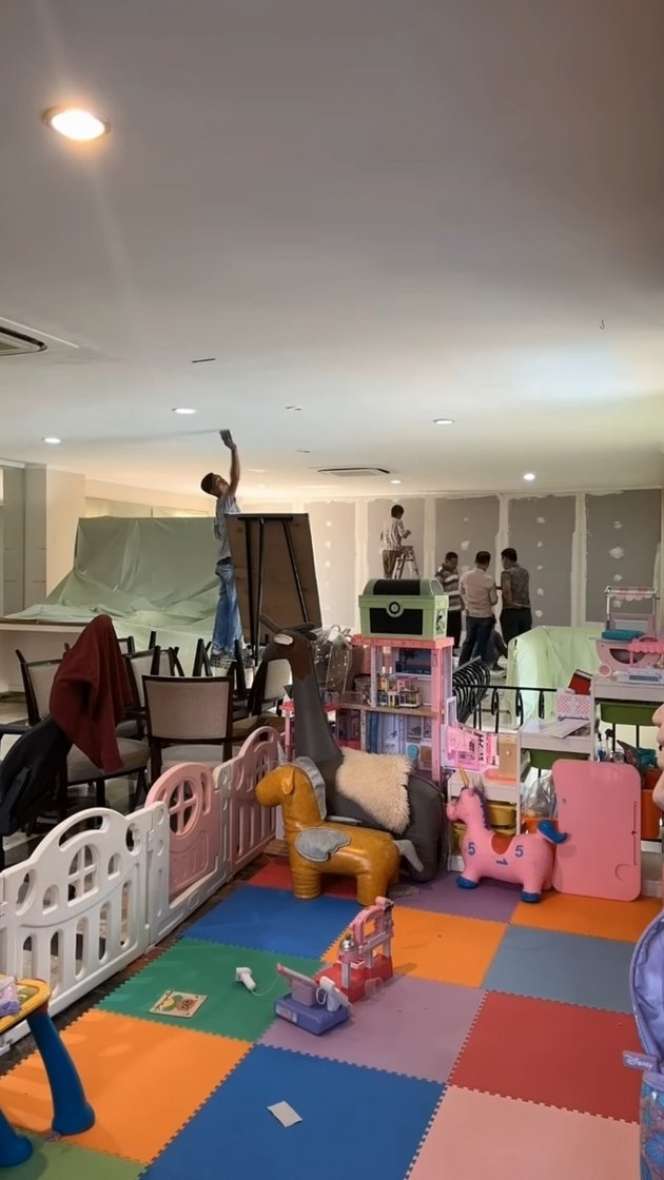 Potret Sarwendah Ikutan Nukang Saat Renovasi Aula Rumah