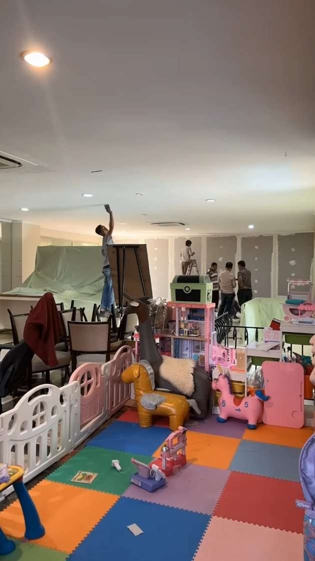 Potret Sarwendah Ikutan Nukang Saat Renovasi Aula Rumah