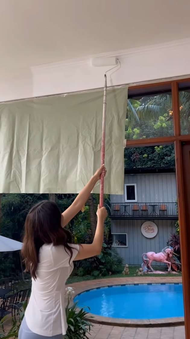 Potret Sarwendah Ikutan Nukang Saat Renovasi Aula Rumah