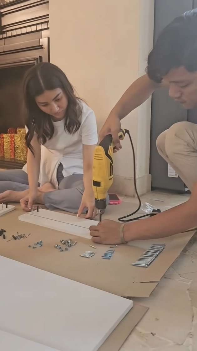 Potret Sarwendah Ikutan Nukang Saat Renovasi Aula Rumah