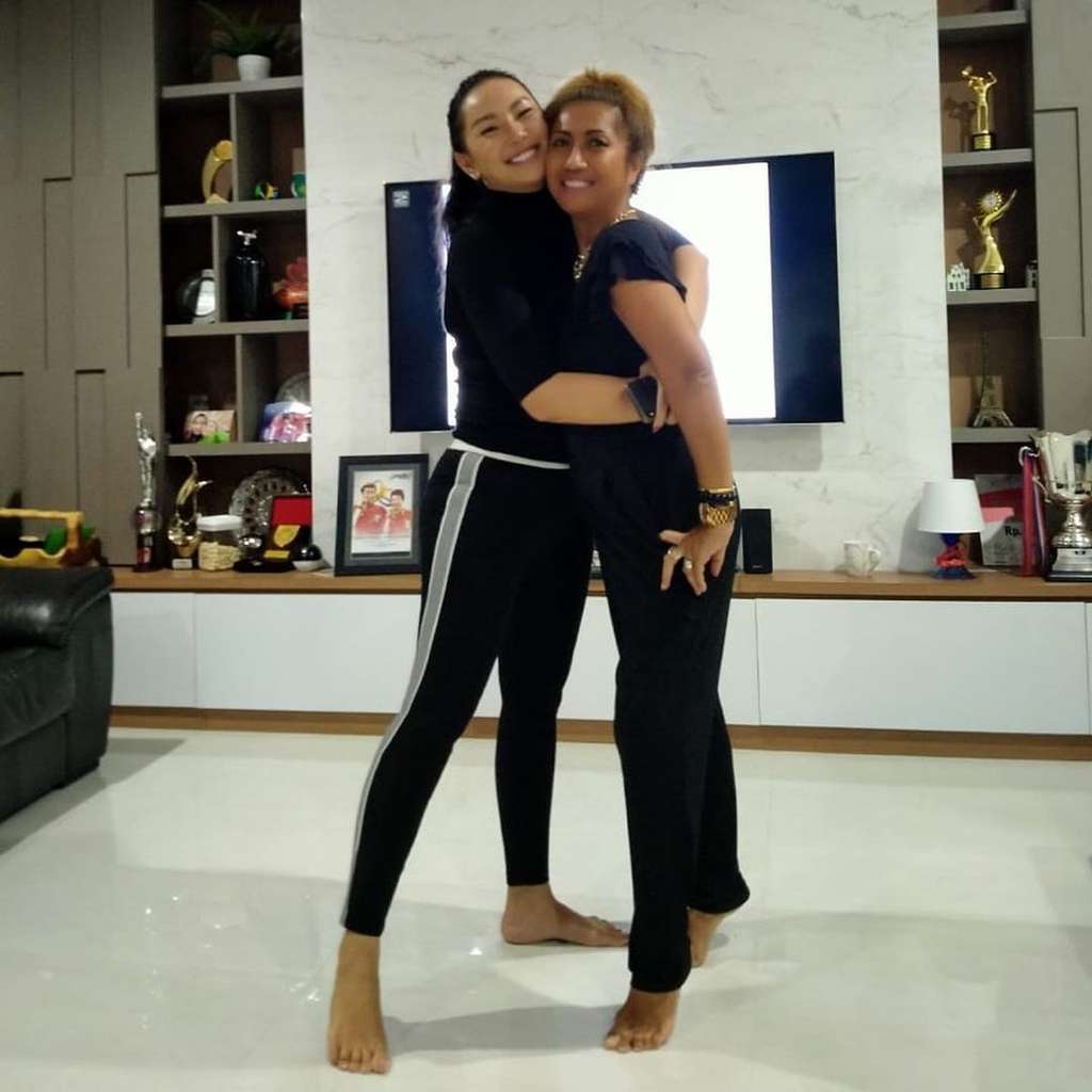 8 Potret Rumah Kalina Ocktaranny, Didominasi Warna Putih dan Punya Spot Favorit untuk Berfoto