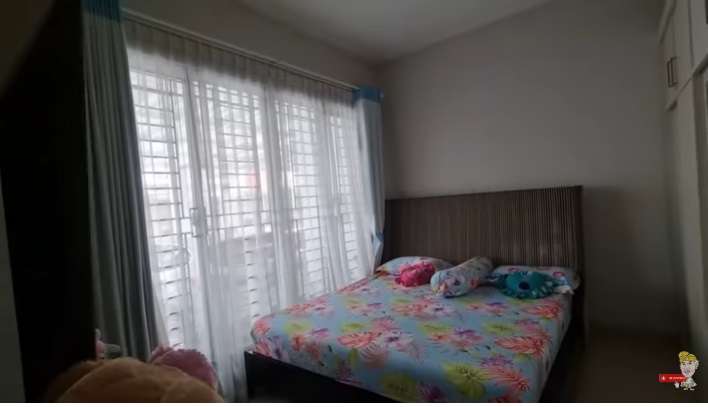 Dulu Tinggal di Rumah Gubuk Berlantai Bolong, Hidup Artis Cantik Ini Berubah Drastis Usai Kariernya Melejit, Kini Huniannya Bak Villa Mewah