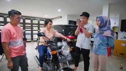 11 Potret Rumah Ricky Perdana Aktor Langganan Sinetron Hidayah, Mewah Bertingkat dengan Interior Serba Putih