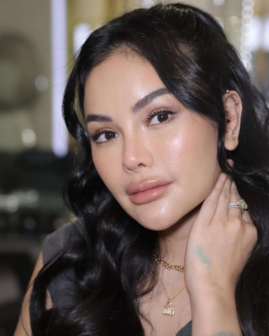 Nikita Mirzani Bagikan Potret Terbaru Usai Oplas di Korea, Malah Disebut Mirip Nindy Ayunda