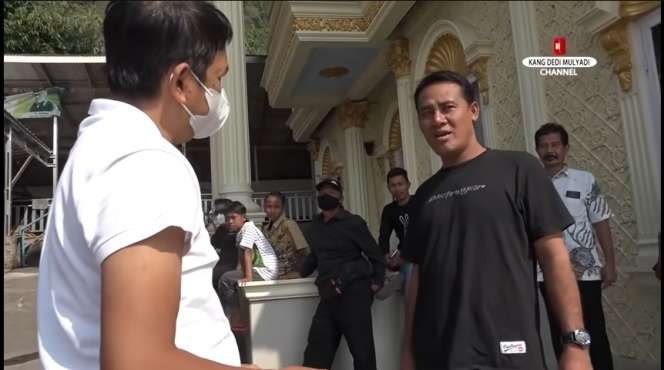 Penampakan Rumah Bak Istana di Tengah Desa, Tak Disangka Ternyata Pemiliknya…