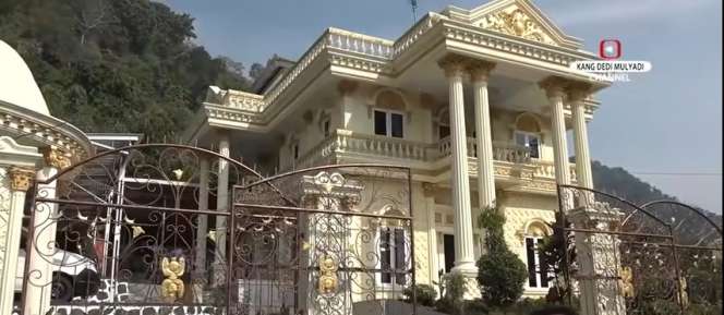 Penampakan Rumah Bak Istana di Tengah Desa, Tak Disangka Ternyata Pemiliknya…