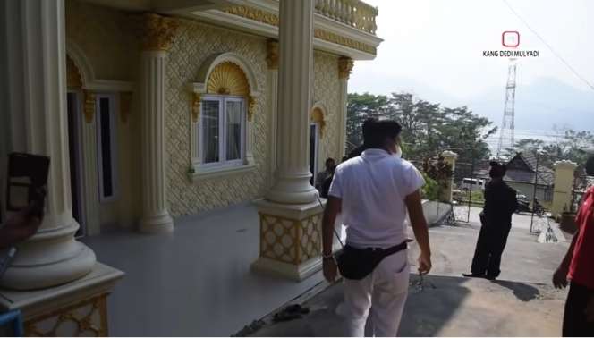 Penampakan Rumah Bak Istana di Tengah Desa, Tak Disangka Ternyata Pemiliknya…