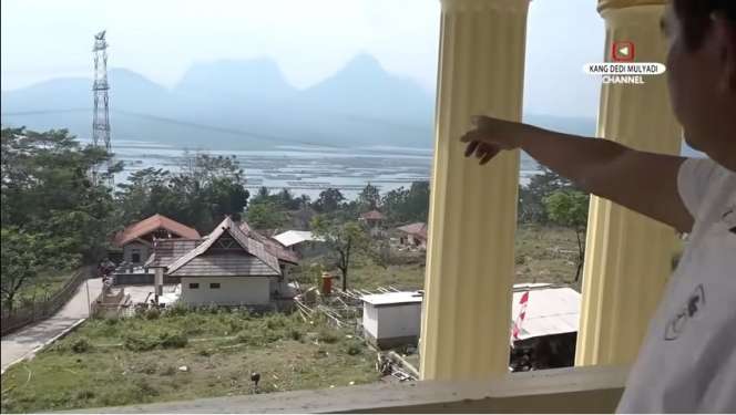 Penampakan Rumah Bak Istana di Tengah Desa, Tak Disangka Ternyata Pemiliknya…