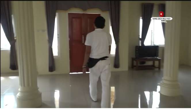 Penampakan Rumah Bak Istana di Tengah Desa, Tak Disangka Ternyata Pemiliknya…