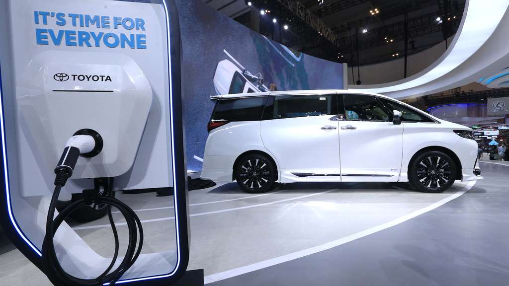 Toyota Alphard Anyar Mejeng di GIIAS 2023, Lebih Panjang