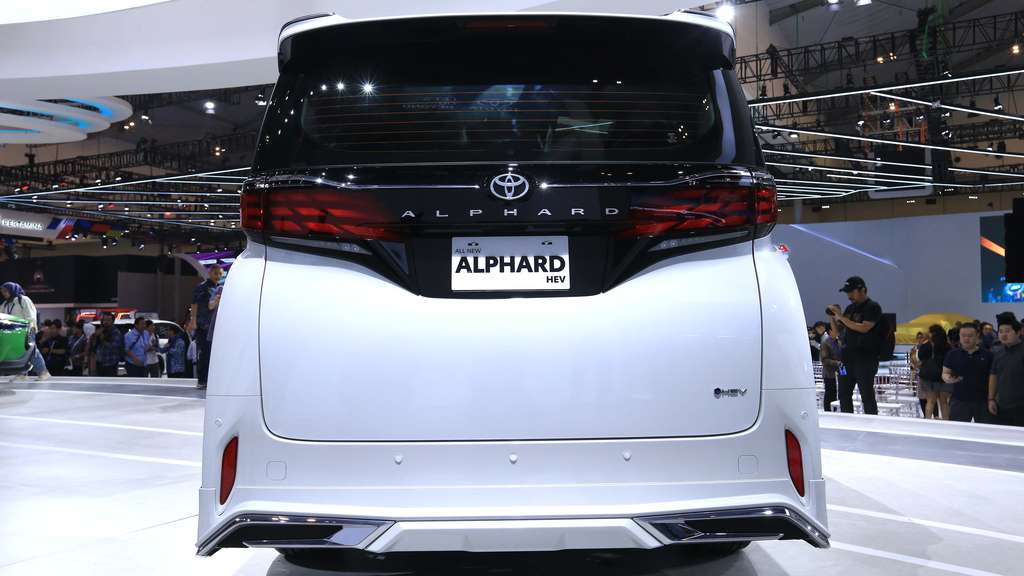 Toyota Alphard Anyar Mejeng di GIIAS 2023, Lebih Panjang
