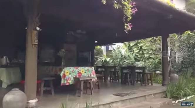 8 Potret Rumah Aktris Legendaris Christine Hakim, Unik Banget dengan Banyak Pendopo yang Menyatu Bersama Alam