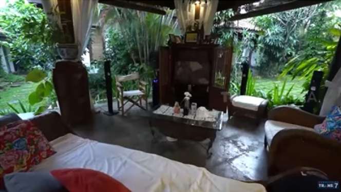 8 Potret Rumah Aktris Legendaris Christine Hakim, Unik Banget dengan Banyak Pendopo yang Menyatu Bersama Alam
