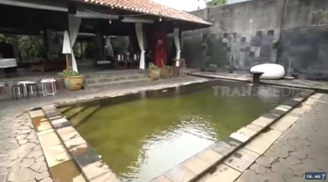 8 Potret Rumah Aktris Legendaris Christine Hakim, Unik Banget dengan Banyak Pendopo yang Menyatu Bersama Alam