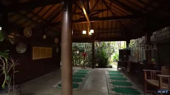 8 Potret Rumah Aktris Legendaris Christine Hakim, Unik Banget dengan Banyak Pendopo yang Menyatu Bersama Alam