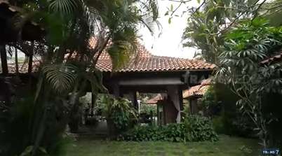 8 Potret Rumah Aktris Legendaris Christine Hakim, Unik Banget dengan Banyak Pendopo yang Menyatu Bersama Alam