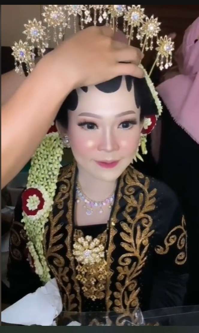 MUA Ini Pakai Base Makeup Setebal Tepung di Wajah Pengantin, Tak Disangka Hasilnya Malah Bikin Melongo!
