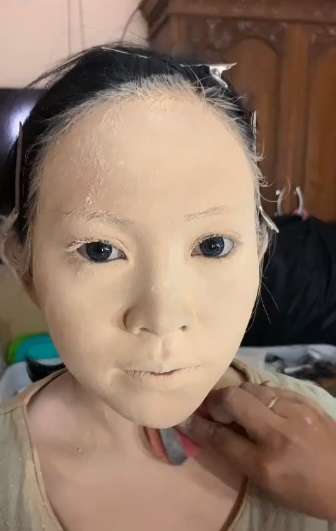 MUA Ini Pakai Base Makeup Setebal Tepung di Wajah Pengantin, Tak Disangka Hasilnya Malah Bikin Melongo!