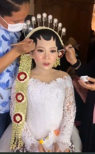 MUA Ini Pakai Base Makeup Setebal Tepung di Wajah Pengantin, Tak Disangka Hasilnya Malah Bikin Melongo!