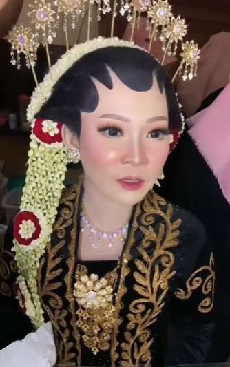 MUA Ini Pakai Base Makeup Setebal Tepung di Wajah Pengantin, Tak Disangka Hasilnya Malah Bikin Melongo!