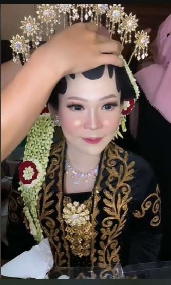 MUA Ini Pakai Base Makeup Setebal Tepung di Wajah Pengantin, Tak Disangka Hasilnya Malah Bikin Melongo!