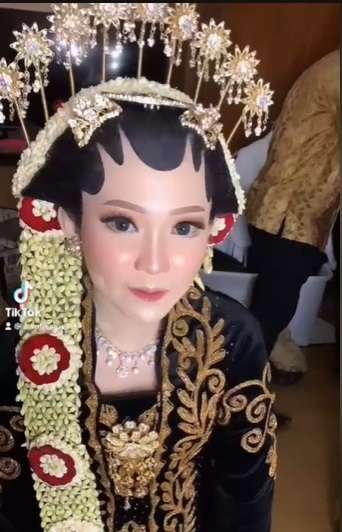 MUA Ini Pakai Base Makeup Setebal Tepung di Wajah Pengantin, Tak Disangka Hasilnya Malah Bikin Melongo!