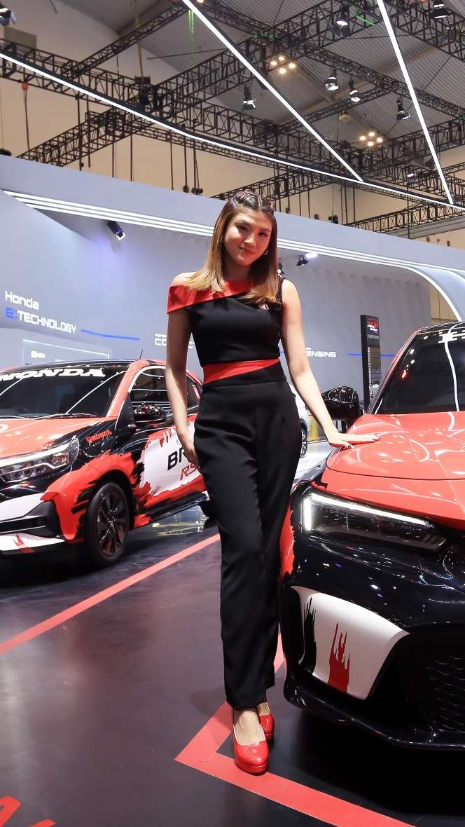 Adu Gaya SPG Cantik di GIIAS 2023, Bayarannya Ngalahin UMR Jakarta