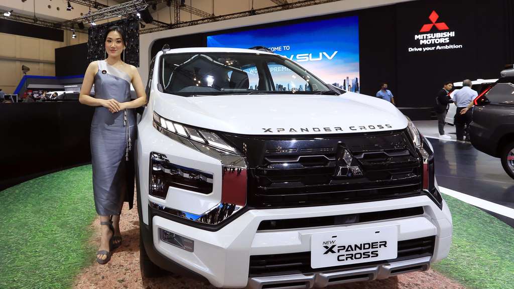 Adu Gaya SPG Cantik di GIIAS 2023, Bayarannya Ngalahin UMR Jakarta