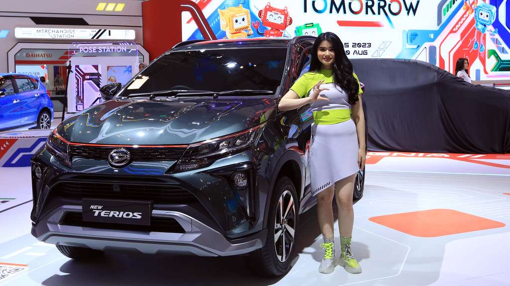 Adu Gaya SPG Cantik di GIIAS 2023, Bayarannya Ngalahin UMR Jakarta