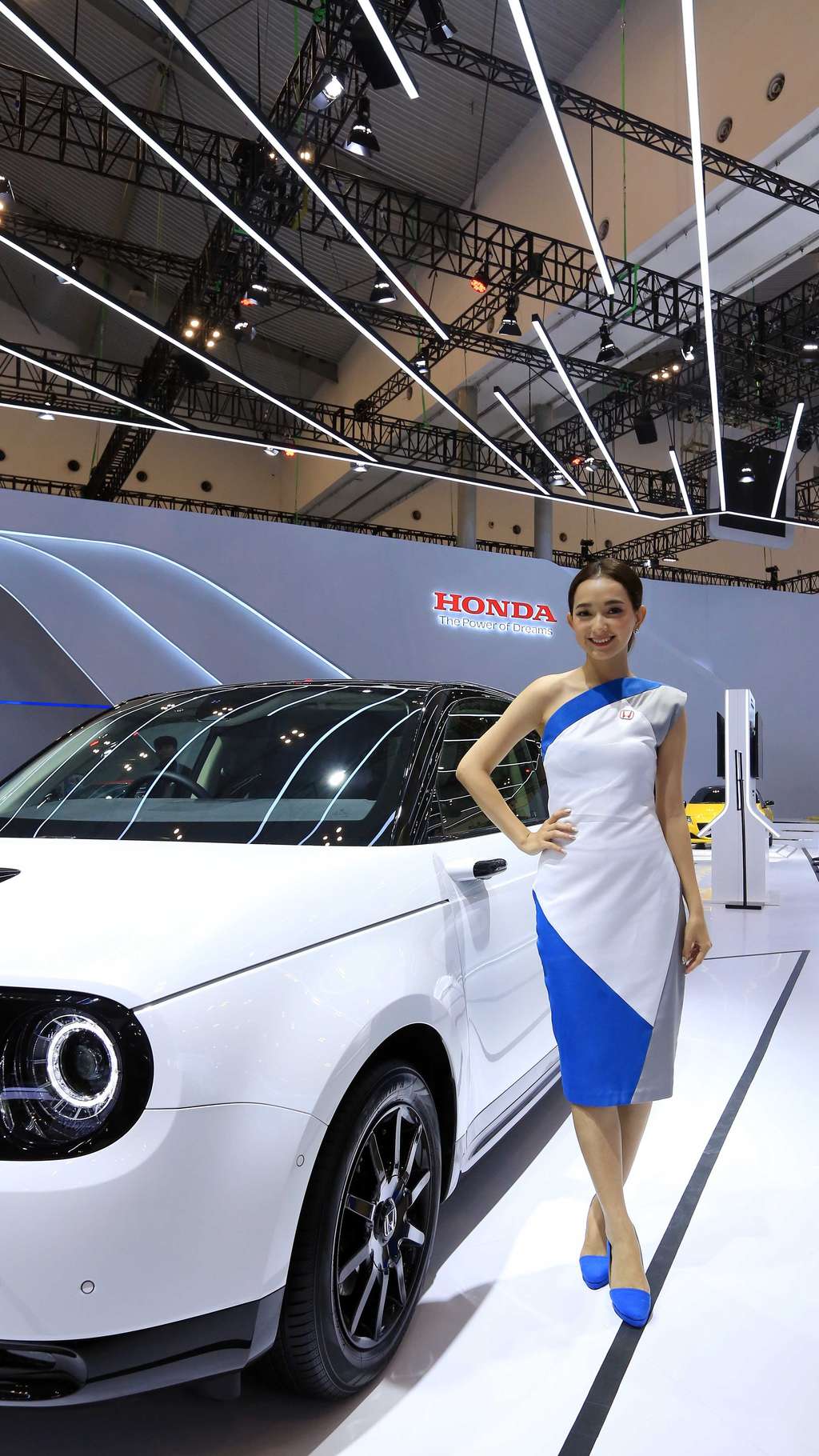 Adu Gaya SPG Cantik di GIIAS 2023, Bayarannya Ngalahin UMR Jakarta