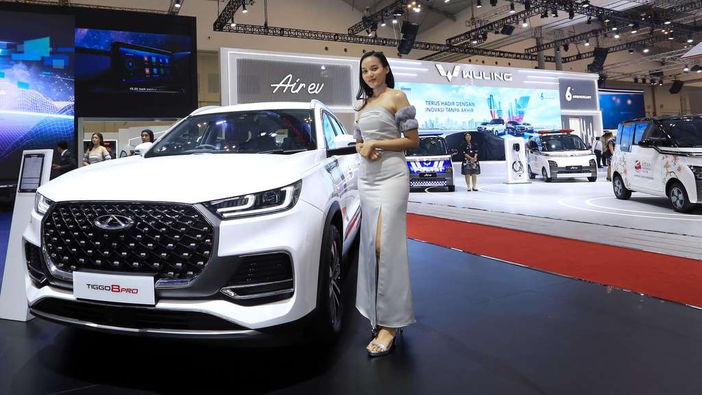 Adu Gaya SPG Cantik di GIIAS 2023, Bayarannya Ngalahin UMR Jakarta