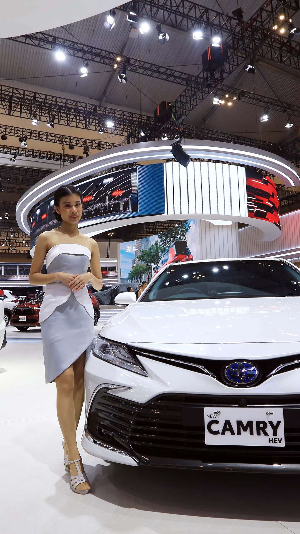 Adu Gaya SPG Cantik di GIIAS 2023, Bayarannya Ngalahin UMR Jakarta