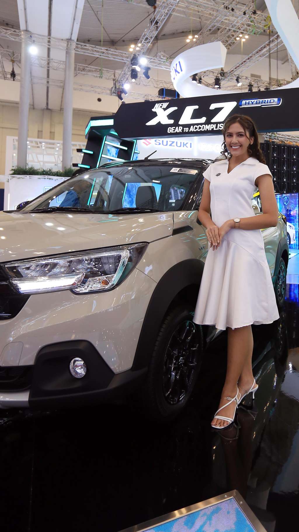 Adu Gaya SPG Cantik di GIIAS 2023, Bayarannya Ngalahin UMR Jakarta