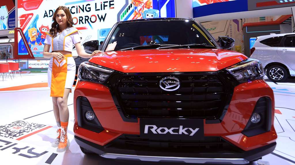 Adu Gaya SPG Cantik di GIIAS 2023, Bayarannya Ngalahin UMR Jakarta