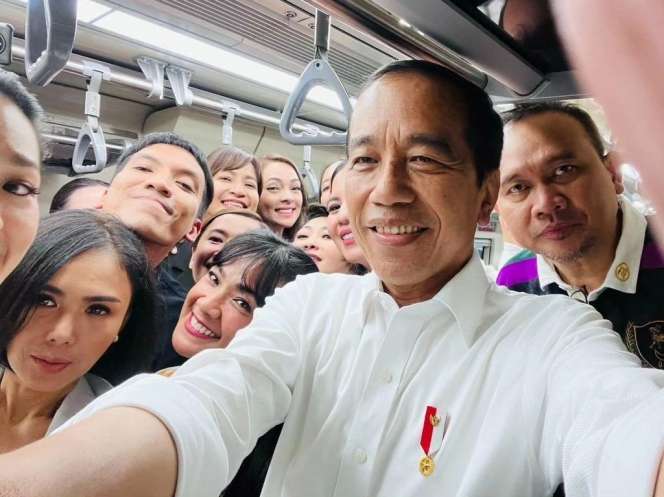 Sejumlah Artis Ikut Presiden Jokowi Jajal LRT, Tatapan Mata Desta Ke Presiden Jadi Sorotan