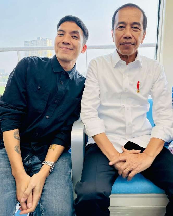 Sejumlah Artis Ikut Presiden Jokowi Jajal LRT, Tatapan Mata Desta Ke Presiden Jadi Sorotan