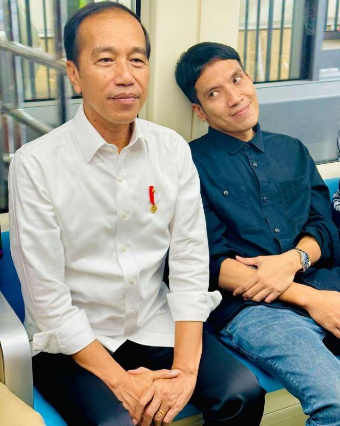 Sejumlah Artis Ikut Presiden Jokowi Jajal LRT, Tatapan Mata Desta Ke Presiden Jadi Sorotan