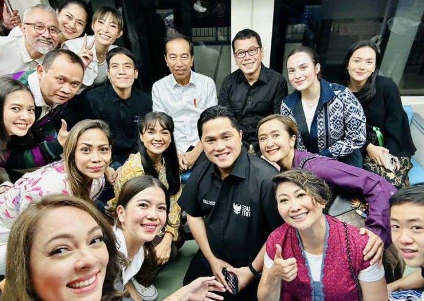 Sejumlah Artis Ikut Presiden Jokowi Jajal LRT, Tatapan Mata Desta Ke Presiden Jadi Sorotan
