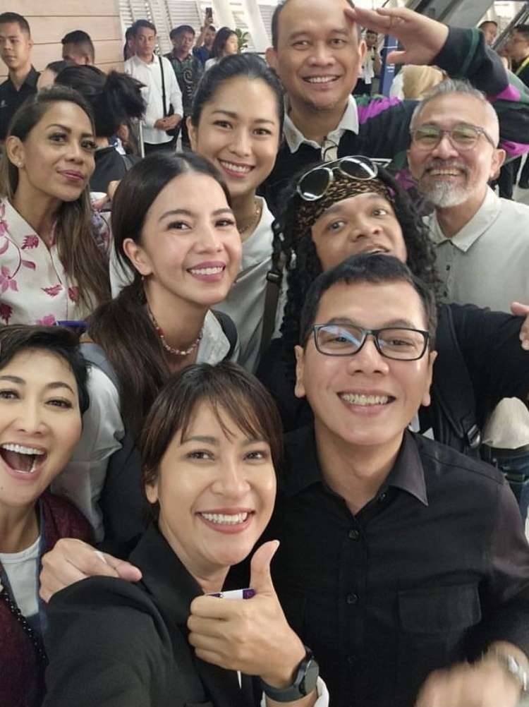 Sejumlah Artis Ikut Presiden Jokowi Jajal LRT, Tatapan Mata Desta Ke Presiden Jadi Sorotan