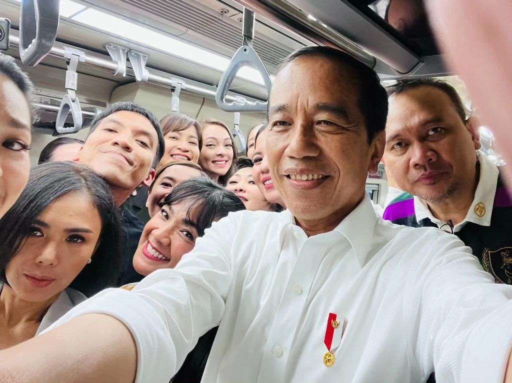Sejumlah Artis Ikut Presiden Jokowi Jajal LRT, Tatapan Mata Desta Ke Presiden Jadi Sorotan